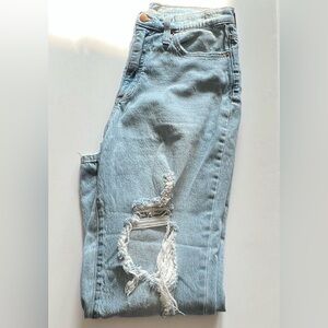 Universal Threads Women's  Ripped Light Washed Jeans